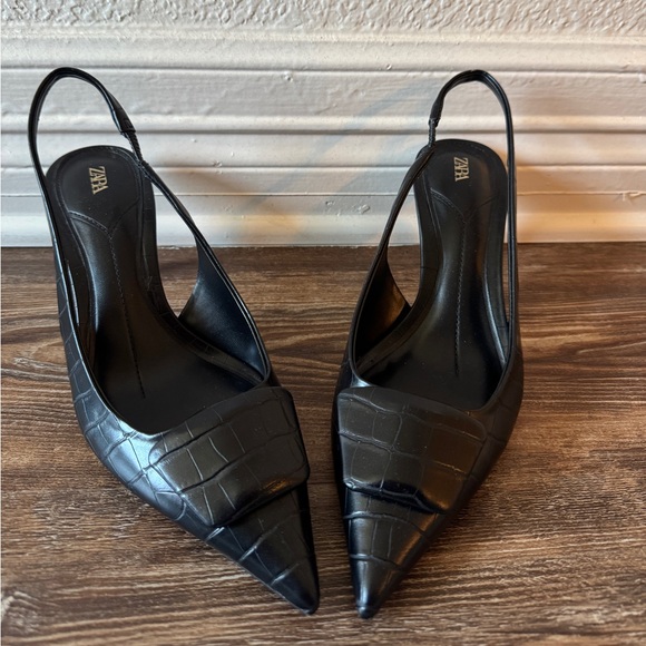 Black Zara pointed toe kitten heels - Picture 1 of 2